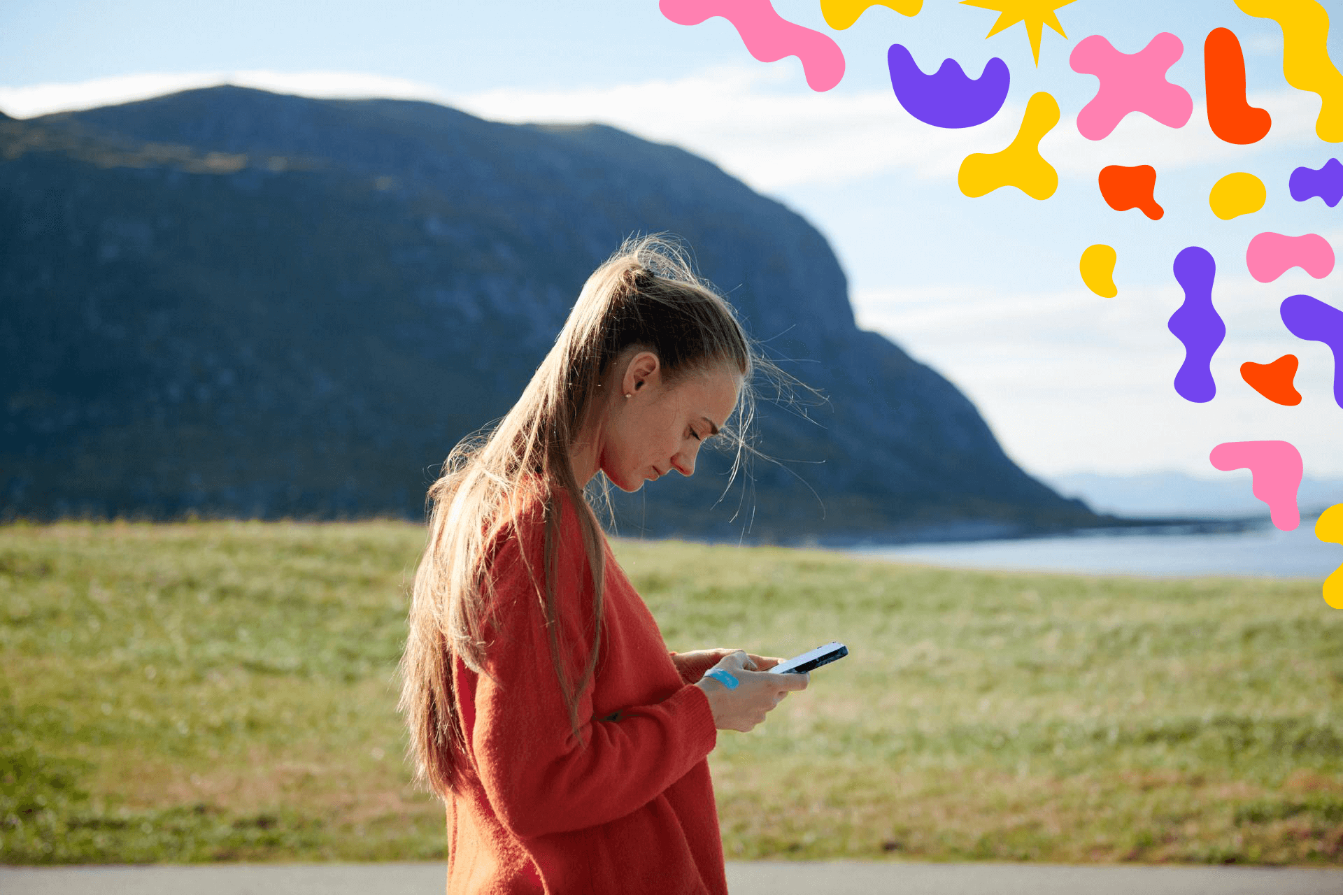 kvinna med mobil i naturen
