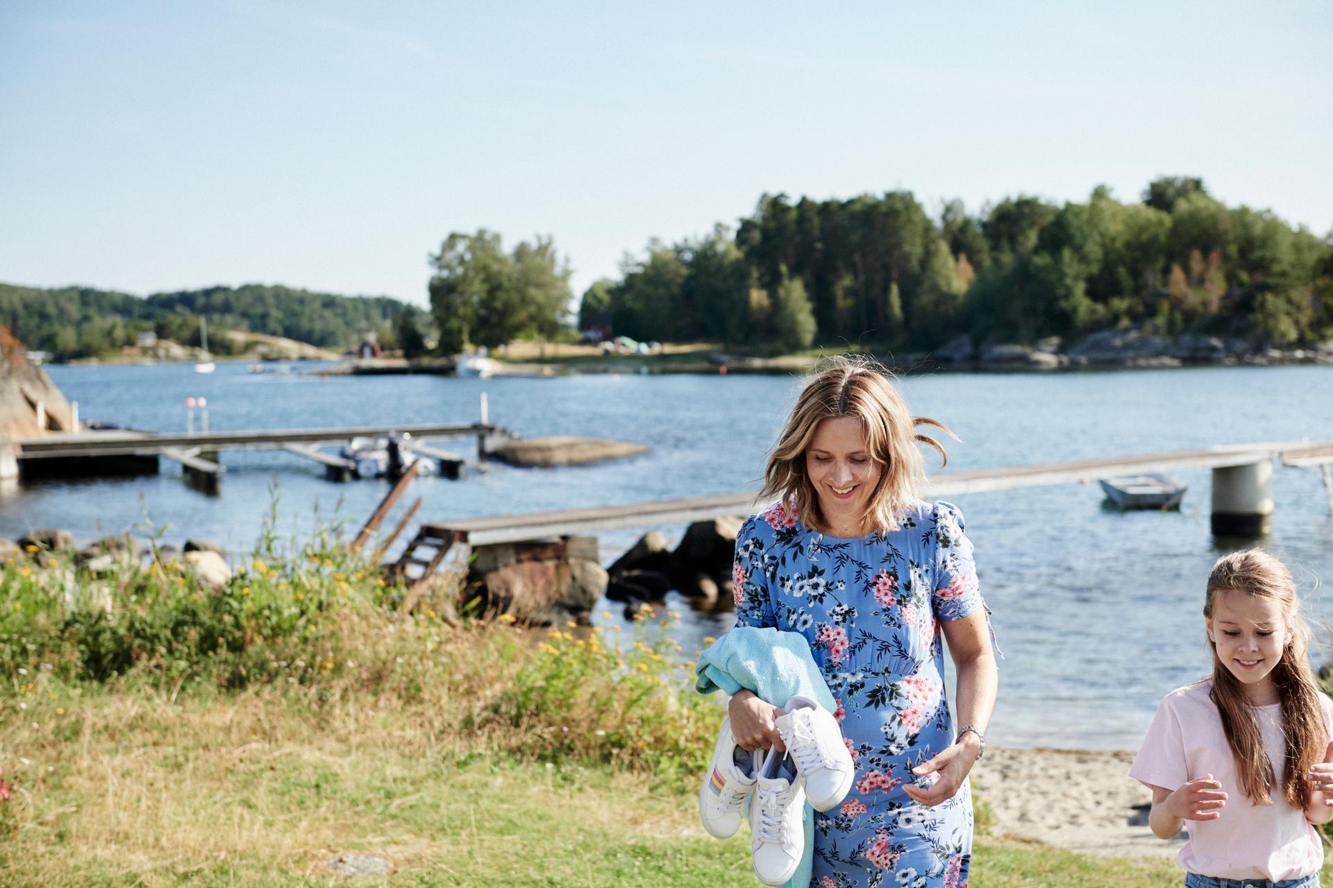 kvinna vid vatten