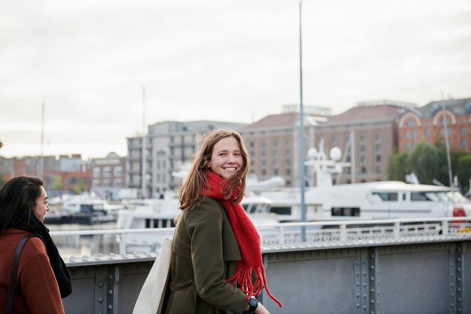 kvinna som promenerar